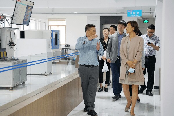 Chairman (left) led Vice Consul General Liu Bing (right) to visit the test room