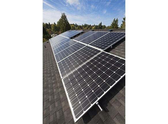 تعمل الألواح الشمسية