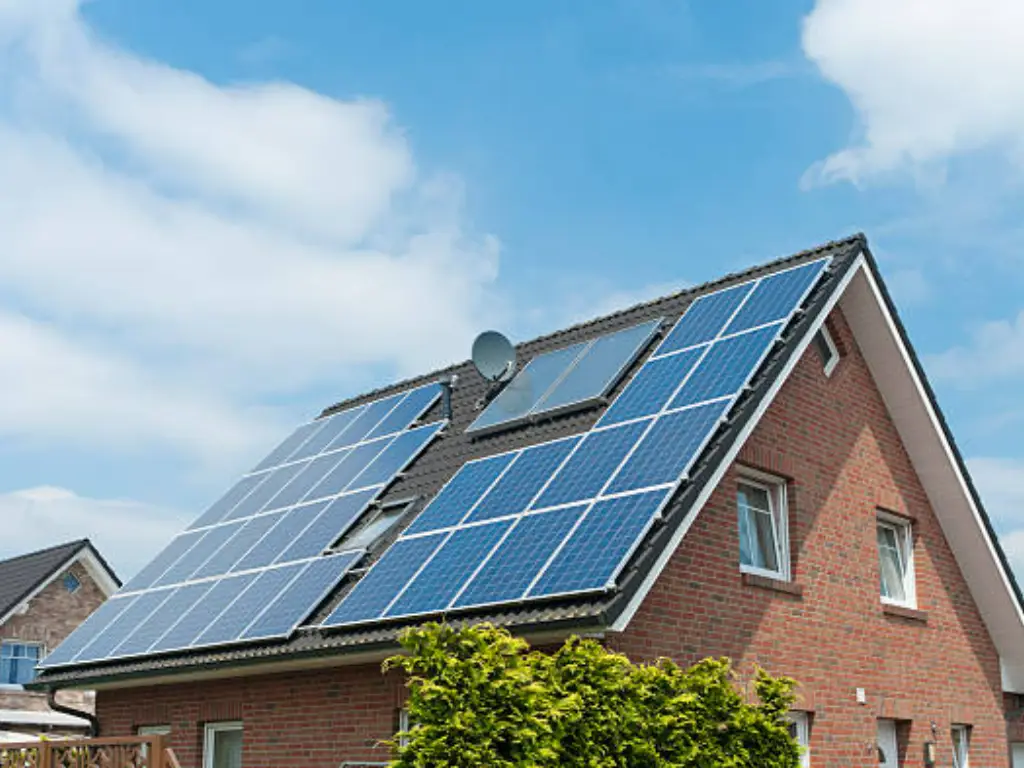 Pros and Cons of Solar Panels on the Roof (1)