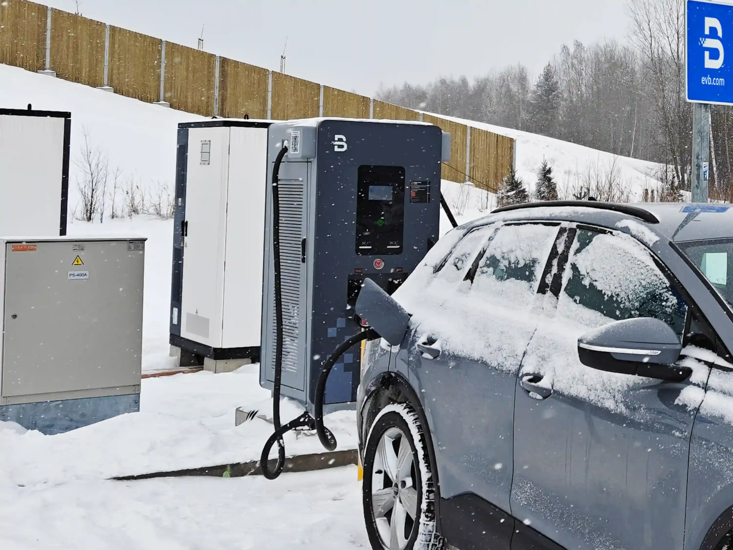 100 kW/241 kWh tekućinom hlađeni brzi punjač od 180 kW istosmjerne struje Nordic