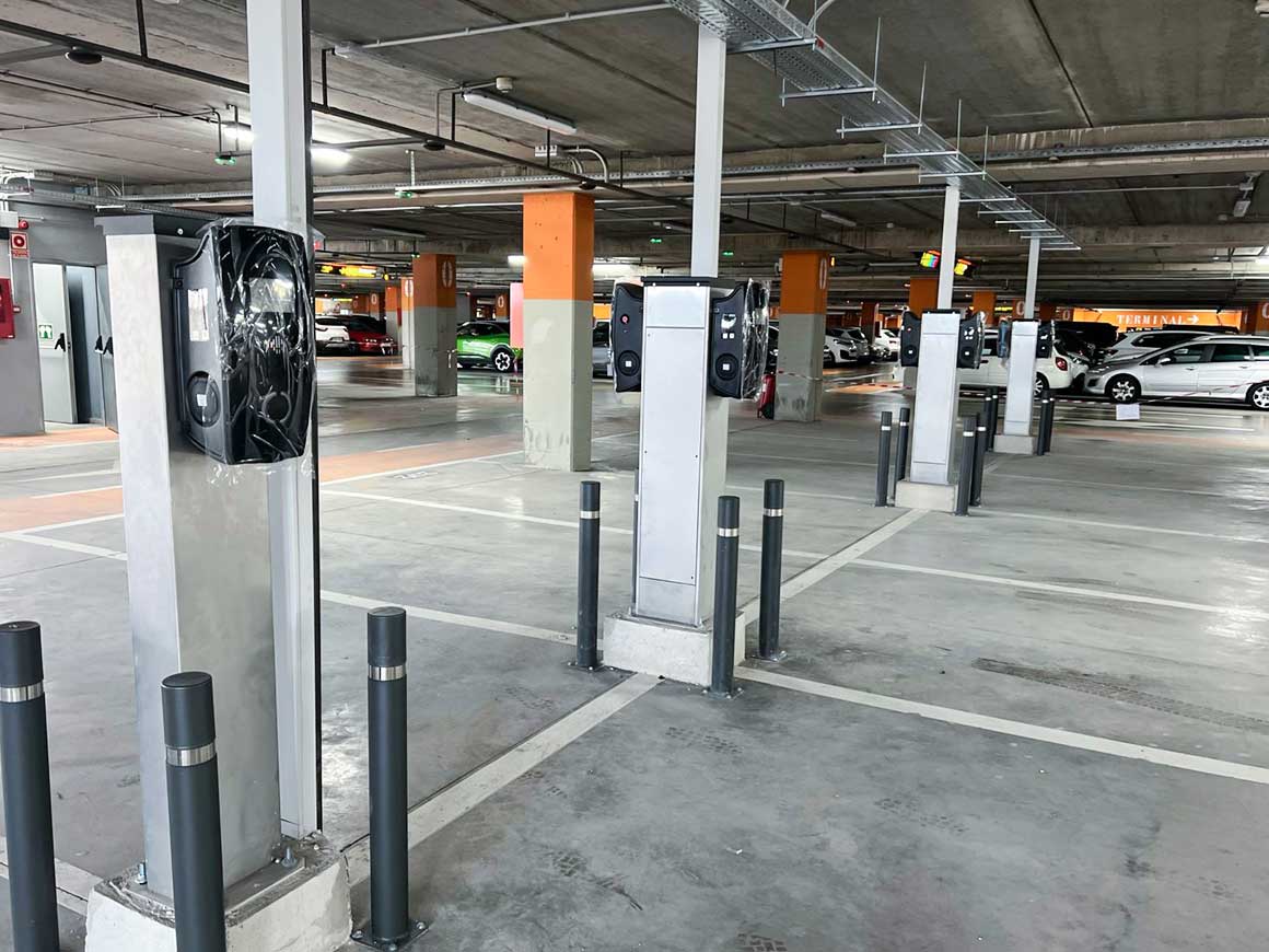 how much does a commercial ev charging station cost